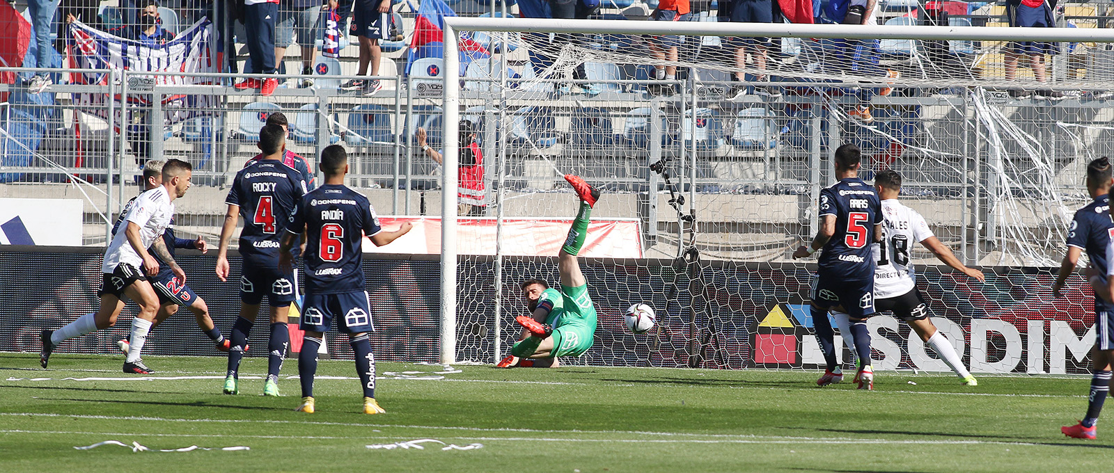 Colo Colo venció a Universidad de Chile en el Superclásico y sigue firme en el liderato