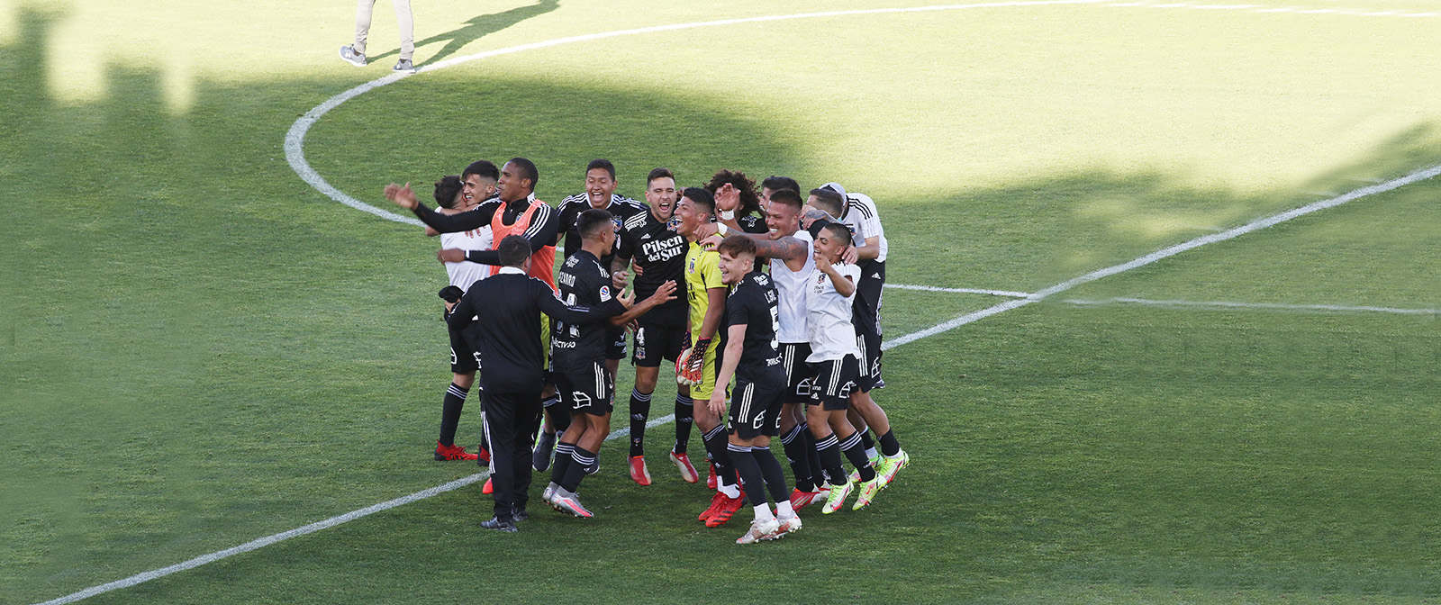 Colo Colo venció en la agonía a Universidad Católica y da un paso clave en la lucha por el título