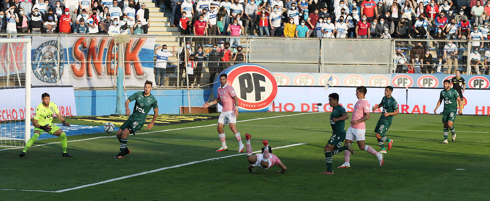 Universidad Católica venció a Santiago Wanderers y se mantiene a un paso del liderato