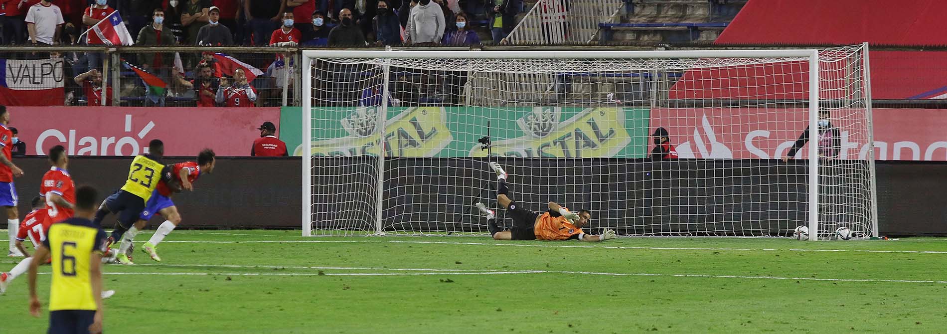 La Roja perdió ante Ecuador y sale de la zona de clasificación al Mundial