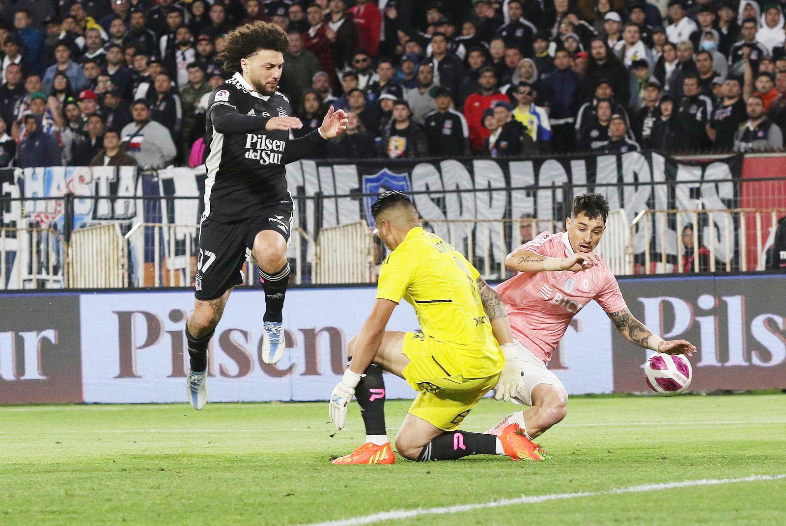 Colo Colo igualó ante la UC en un intenso clásico y queda a un paso del título